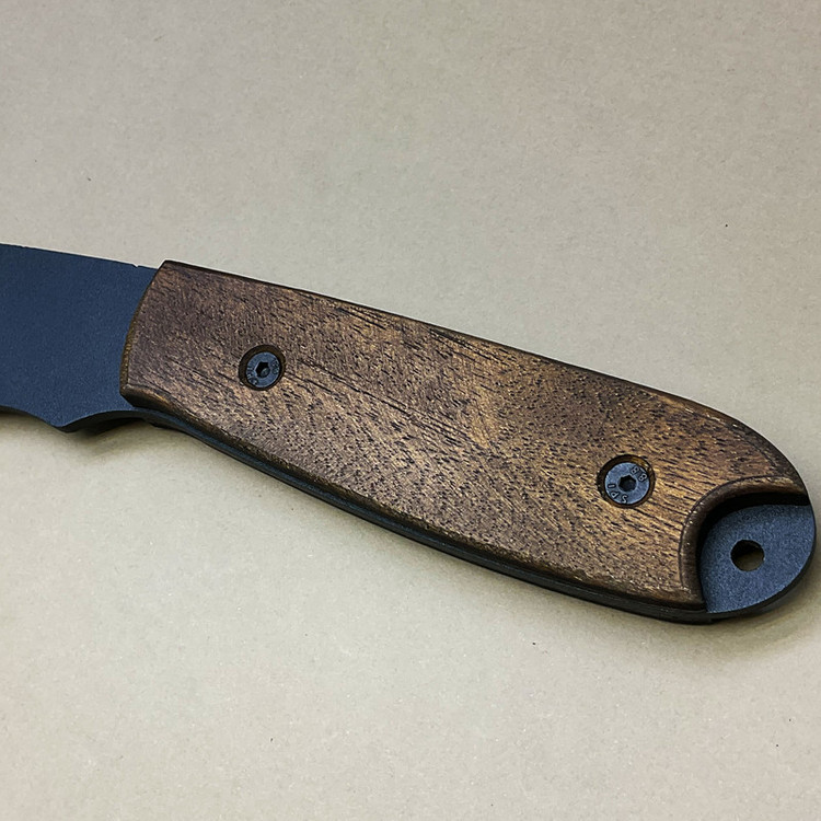 چاقو و تبر سفری مدل اصلی توماهااوک Tomahawk ابزاری مناسب برای علاقهمندان به طبیعتگردی، کمپینگ و سفرهای فضای باز.